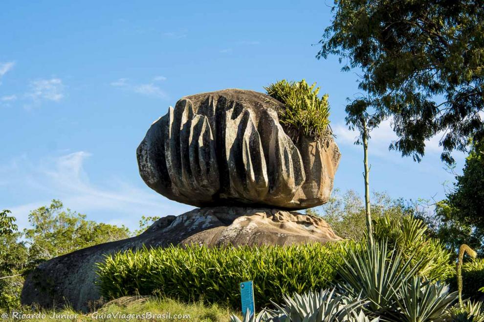 Imagem da grande Pedra da Cebola.